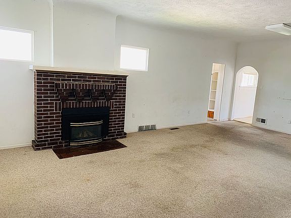 Gas fireplace/living