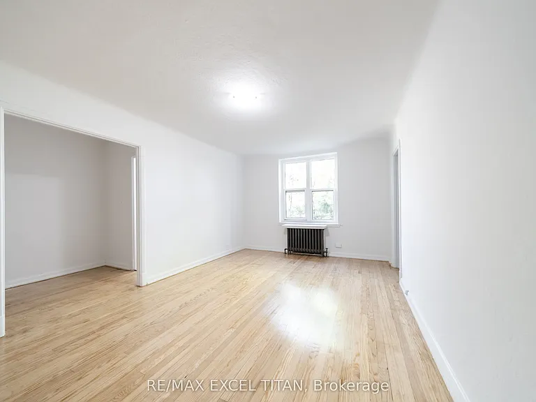 8 Mallory Gdns #24 — Photo 2