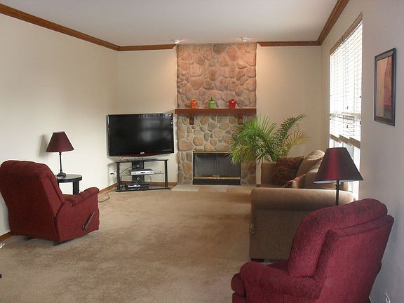 Cheerful Family Room/Gas Fireplace