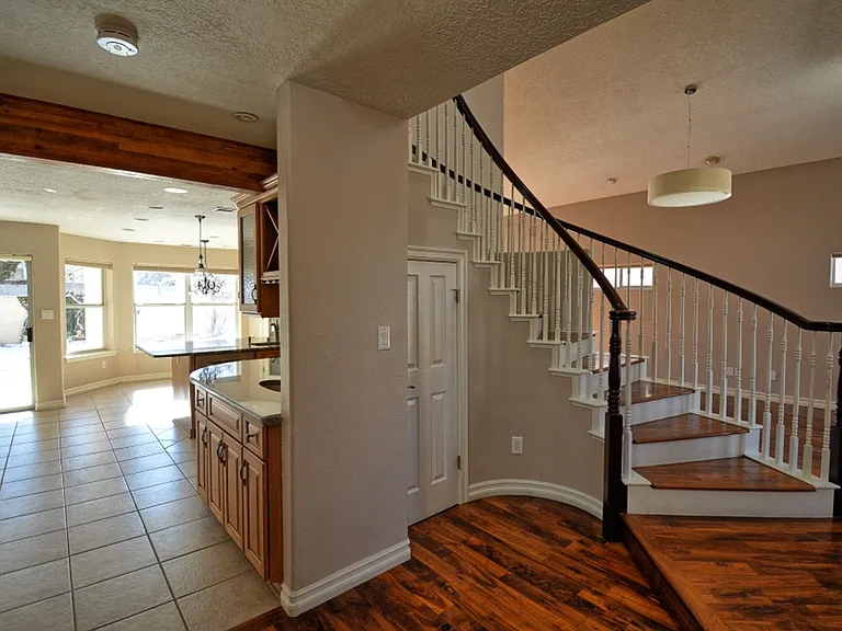 9204 Calistoga Ave NE — Photo 5