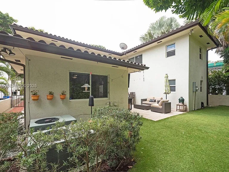 423 Alhambra Cir — Photo 36