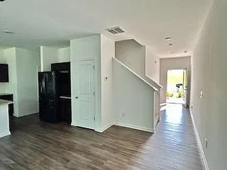 3 bed, 2.5 bath, 1764 sqft, $2,300 — Photo 2
