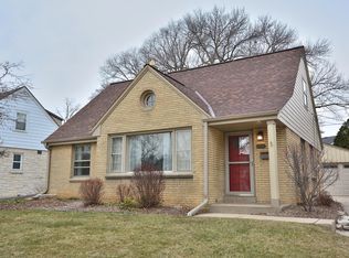 8530 Glencoe Cir, Wauwatosa, WI 53226