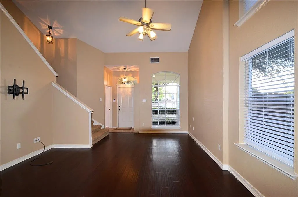 3 bed, 2.5 bath, 1593 sqft, $2,050 — Photo 4