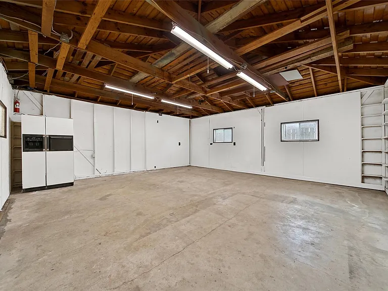 9411 Roos Rd — Photo 40