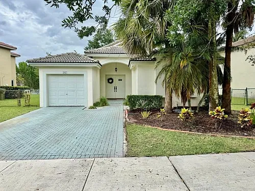 387 SW 206th Ave Photo 1