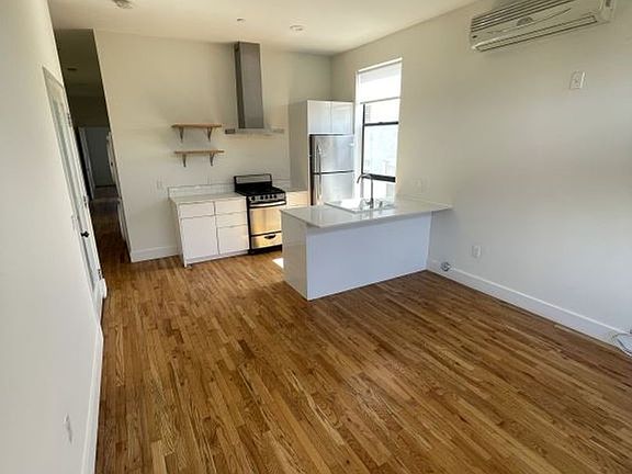 2nd image of 132 N Alvarado St #4