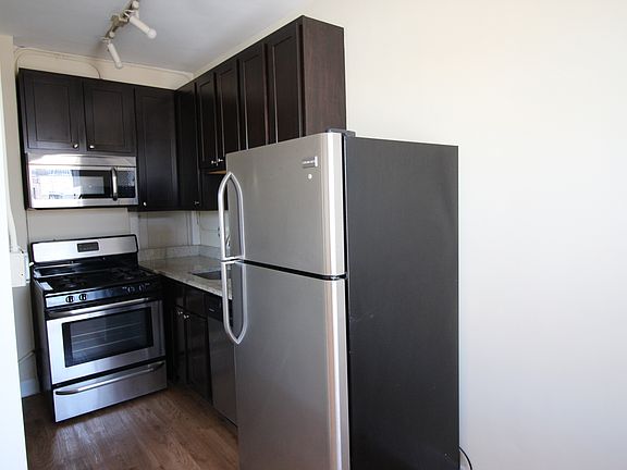 3rd image of 1202 W Granville Ave APT 325