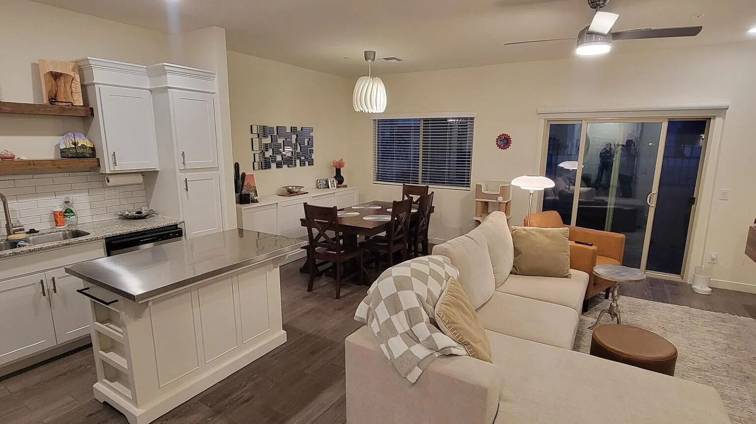 2264 W Laurie Ln — Photo 1