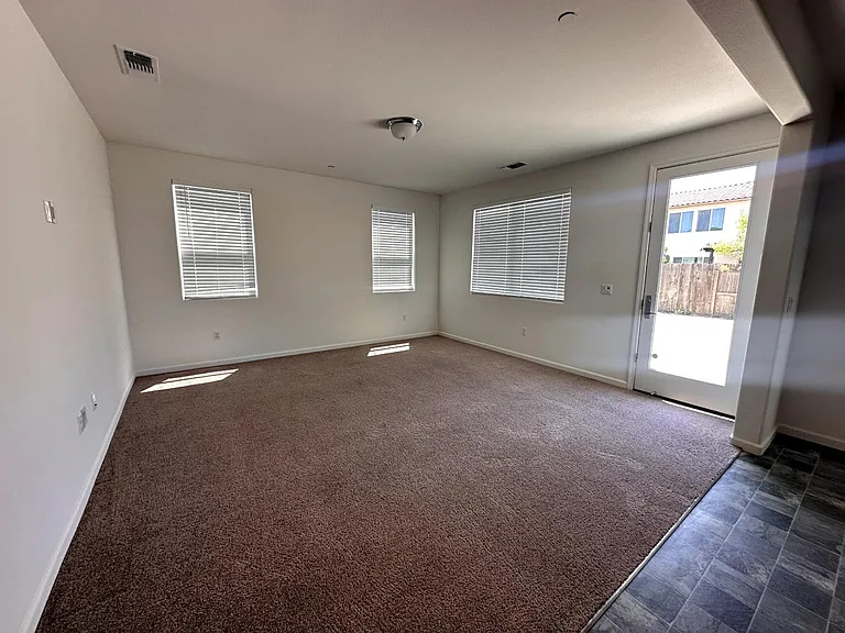 2893 N Schneider Ave — Photo 6
