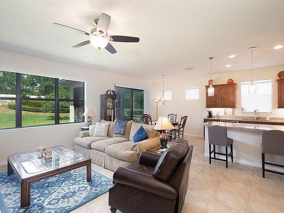 4th image of 469 SE Bancroft Court