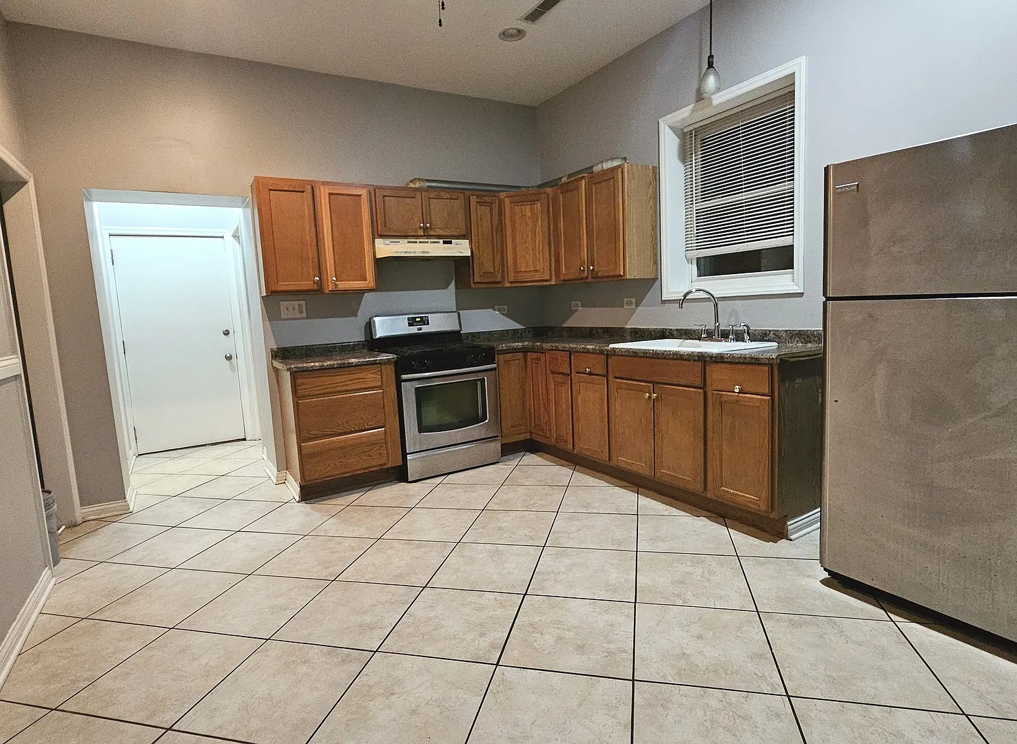 4 bed, 1000 sqft, $1,275 — Photo 2