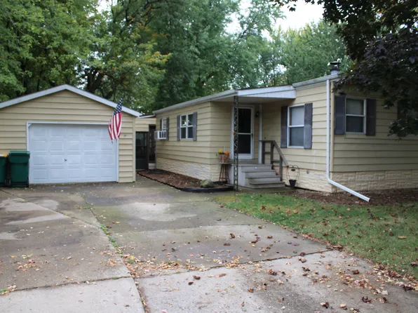92 Oak Ave, Sandwich, IL 60548