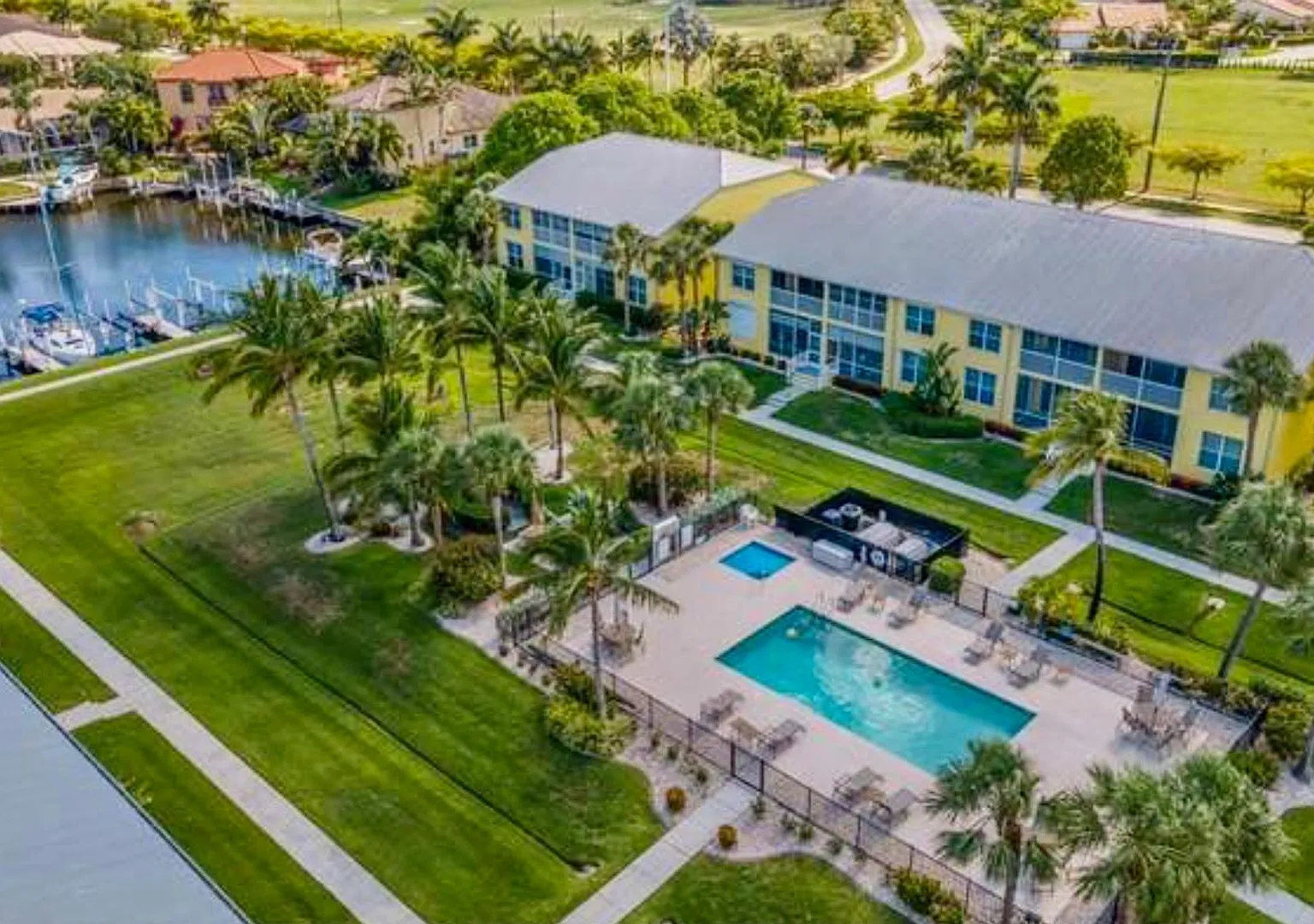 Waterfront 3 bedroom condo with optional boat slip Punta Gorda FL — Photo 1