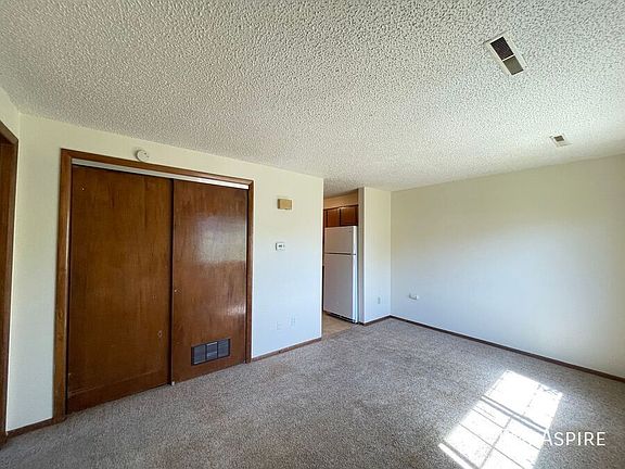 2nd image of 1924 Meadow Dr APT 6