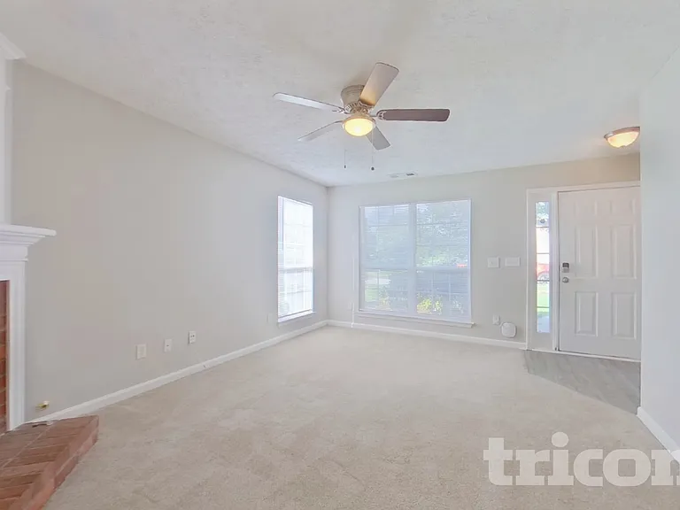 936 Edgewood Ln — Photo 3