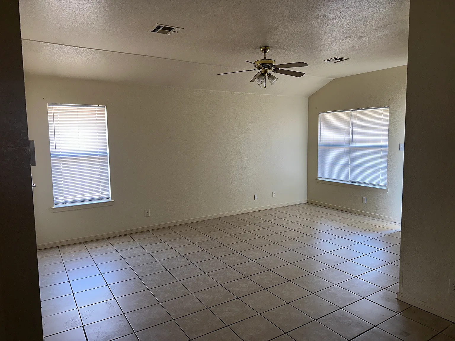 3 bed, 2.0 bath, 1186 sqft, $1,252 — Photo 1