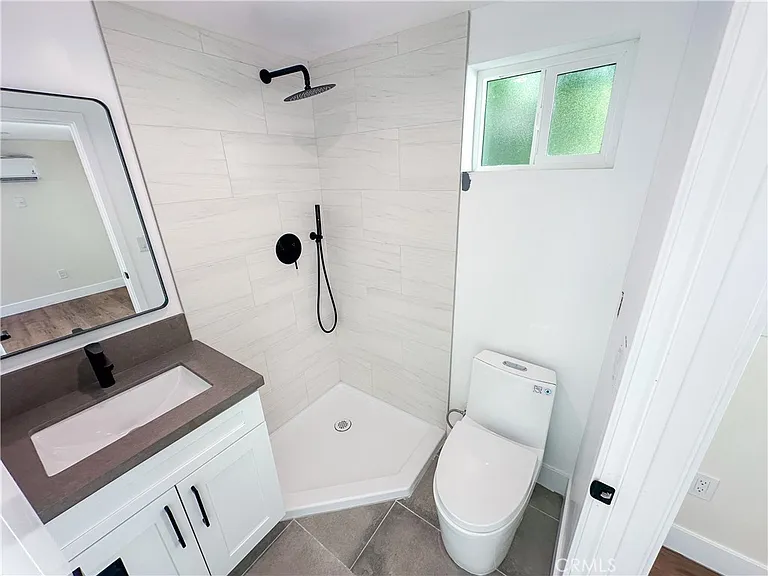 2931 1/2 S Redondo Blvd — Photo 1