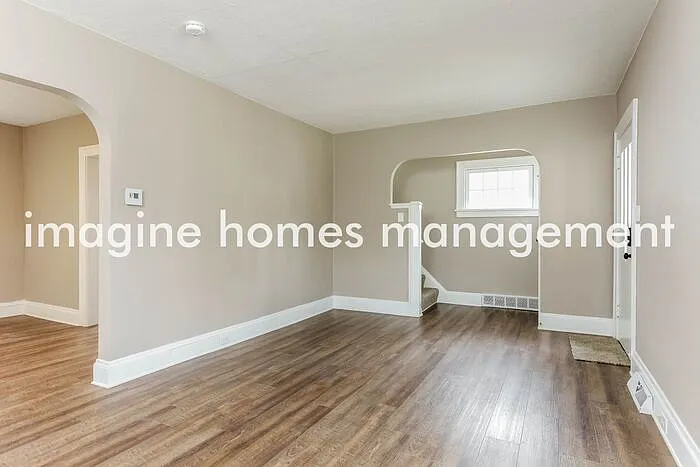 3 bed, 1.0 bath, 1372 sqft, $2,195 — Photo 2