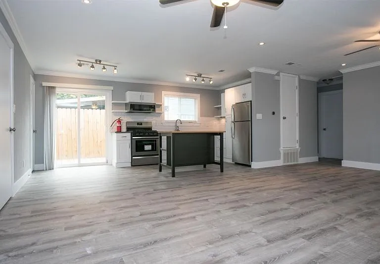 1103 Booker Ave #B — Photo 4