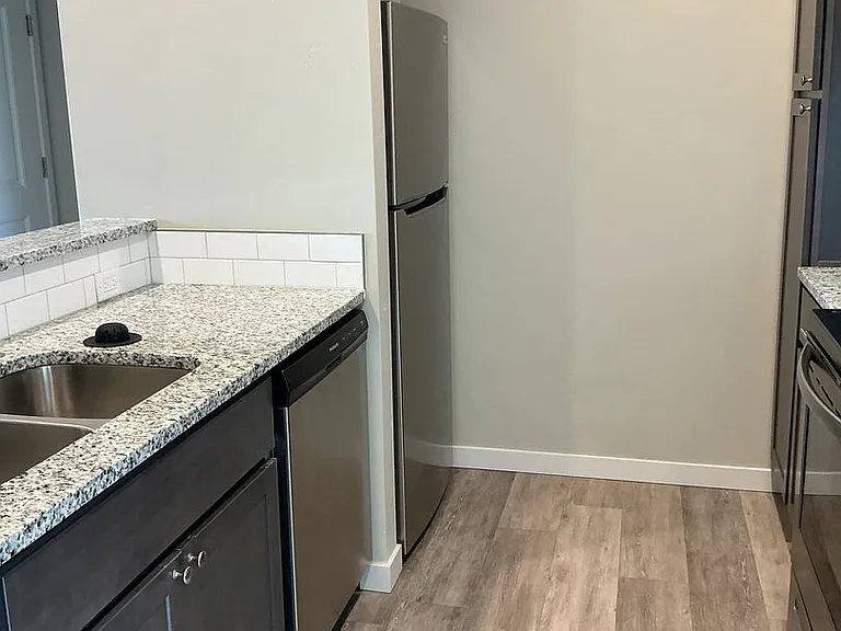 2840 Clark St — Photo 7