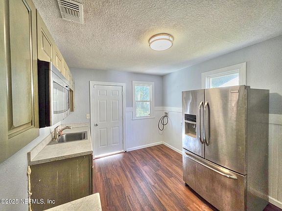 2nd image of 616 Woodbine St #616