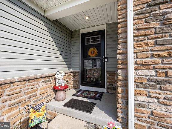 3rd image of 214 Folin St
