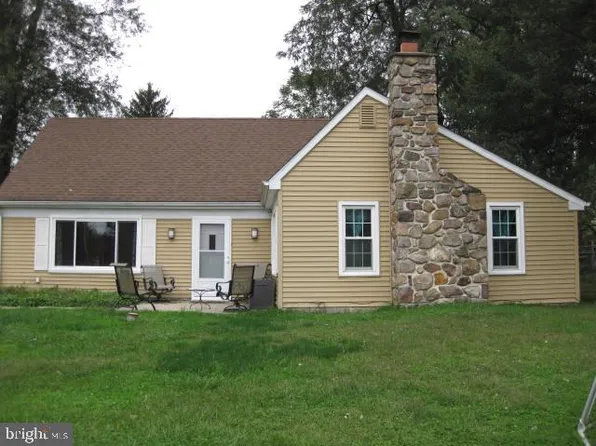 2613 Pennlyn Dr, Upper Chichester, PA 19061