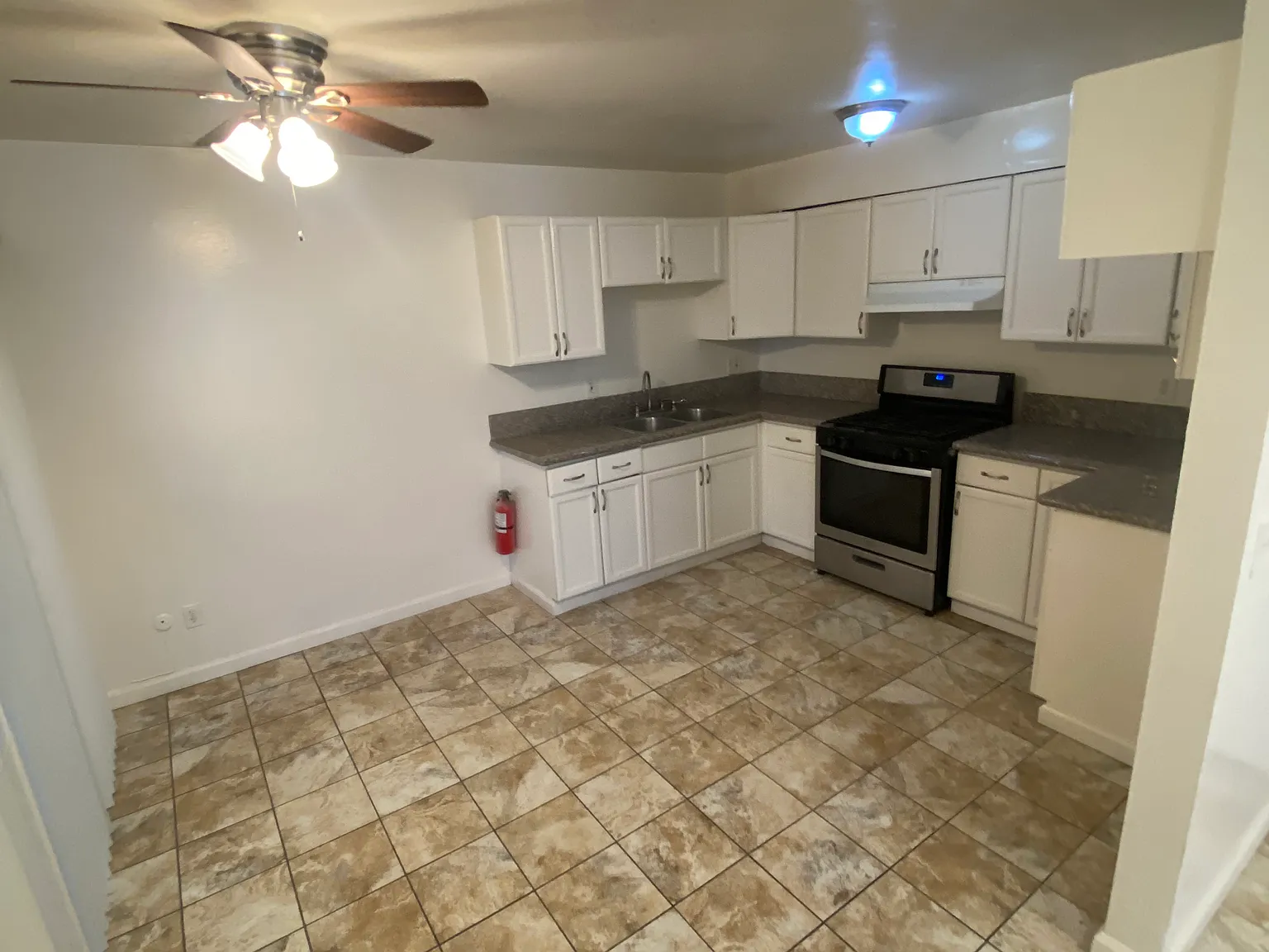 13935 S San Pedro St — Photo 1