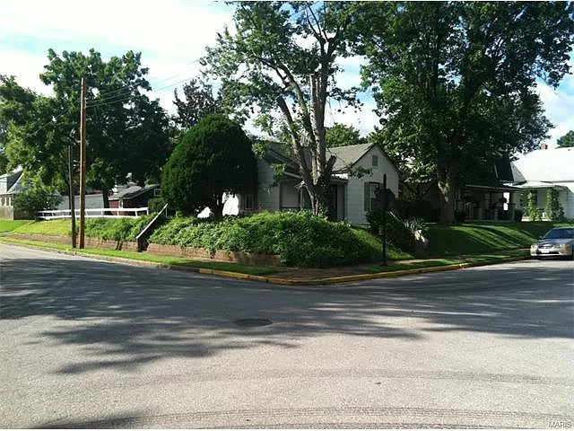 330 Houston St photo 1