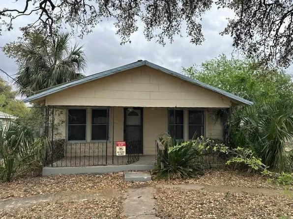 706 Pearson St, Natalia, TX 78059