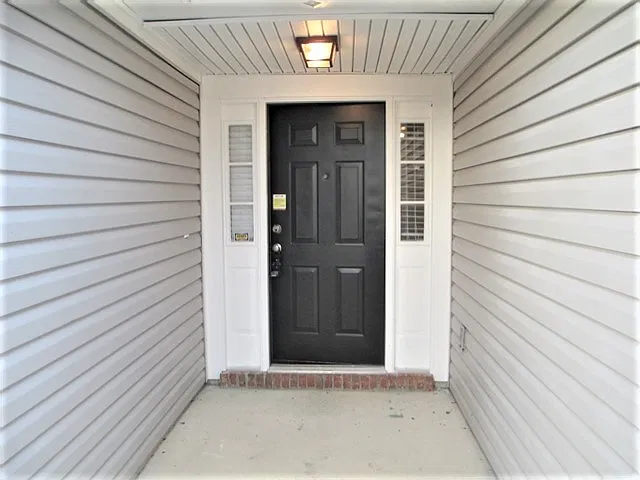 4 bed, 2.0 bath, 1770 sqft, $2,090 — Photo 2
