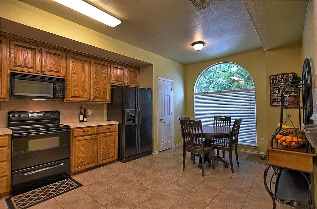 3 bed, 1815 sqft, $2,400 — Photo 4