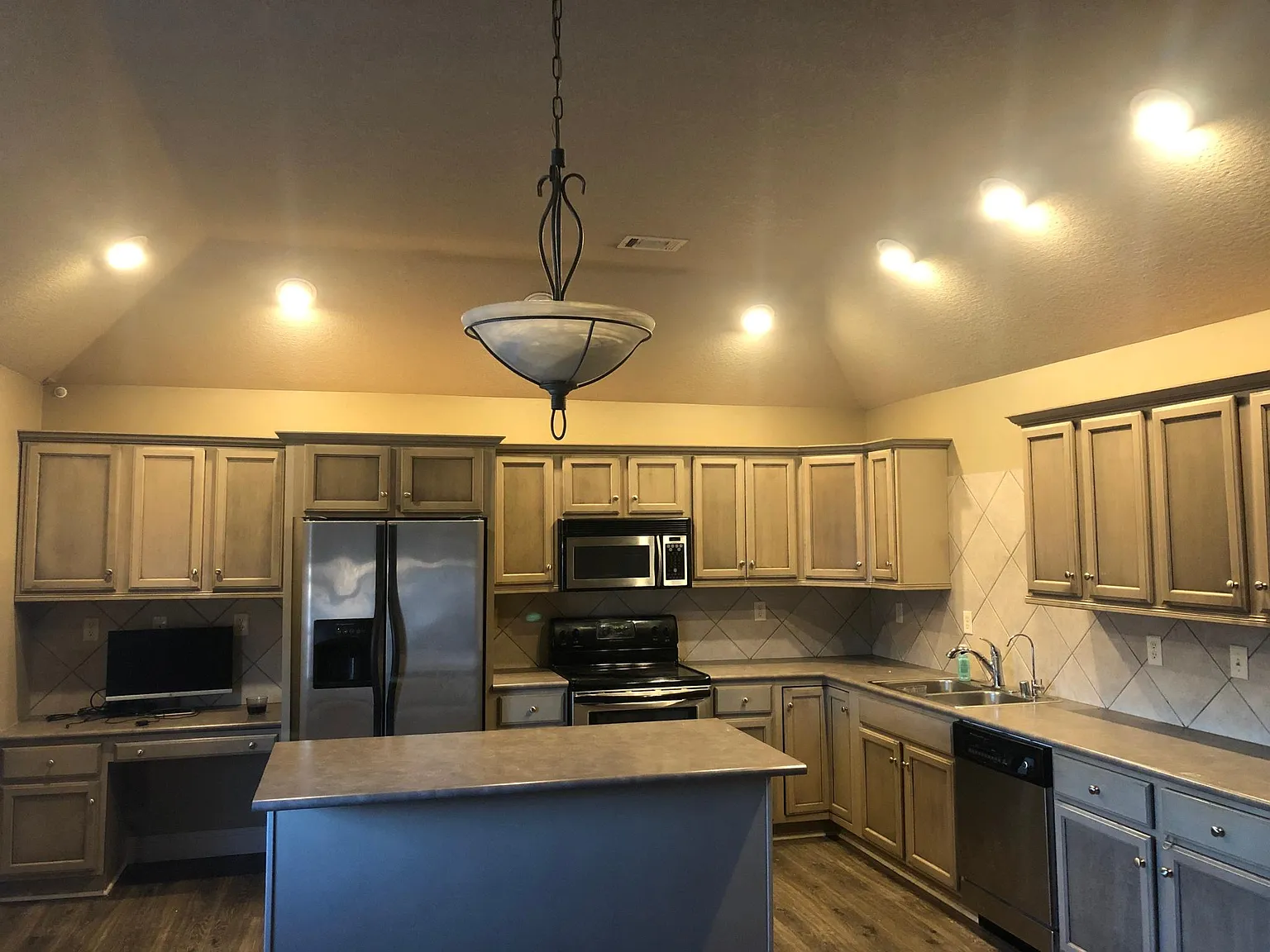 3621 Beacon St — Photo 1