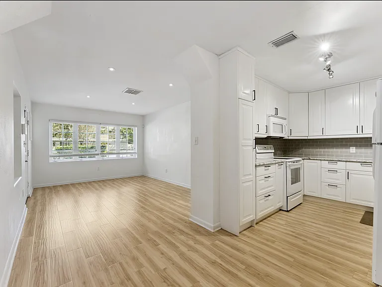 447 N Phelps Ave — Photo 5