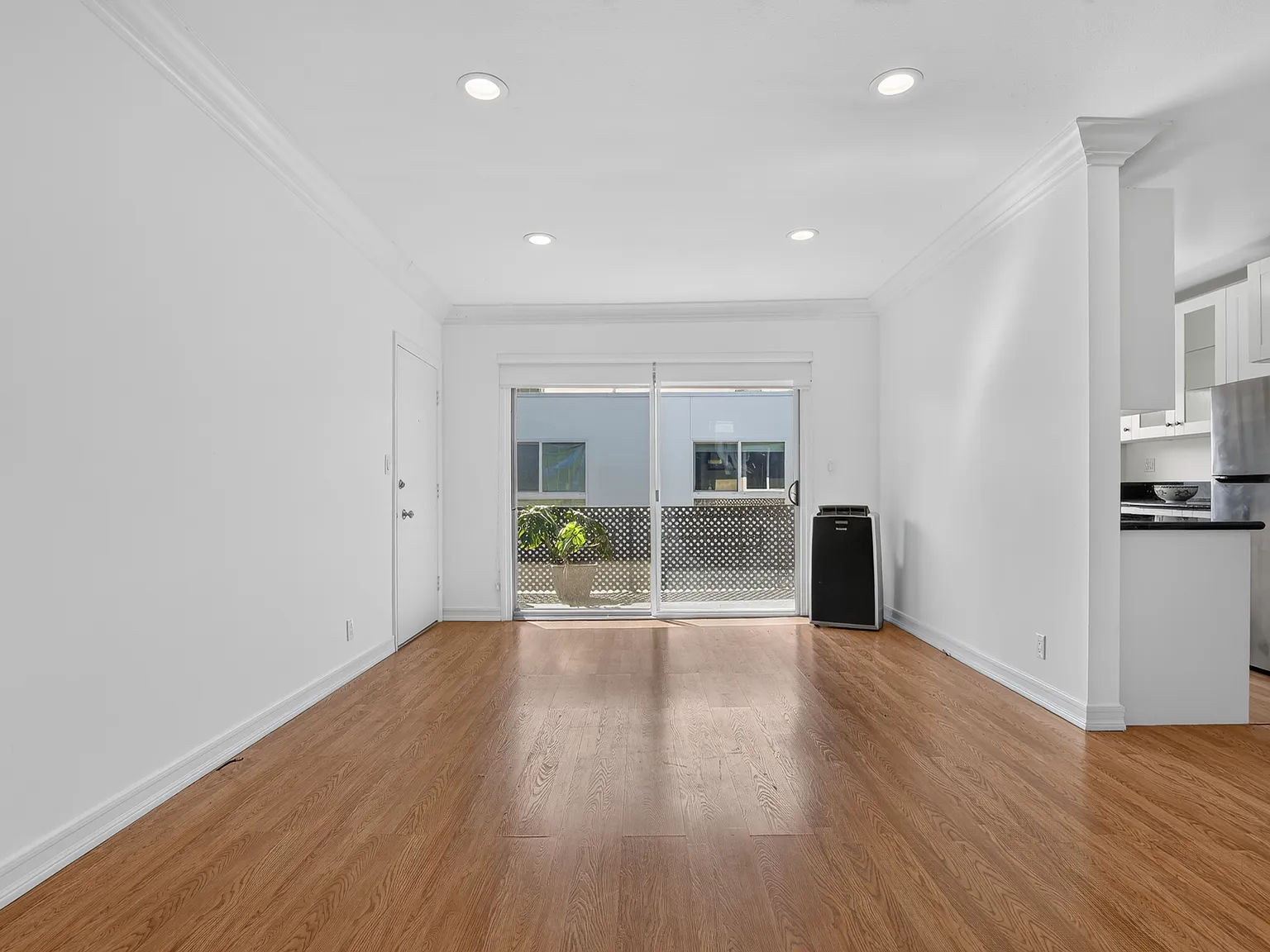 2 bed, 950 sqft, $3,995 — Photo 3