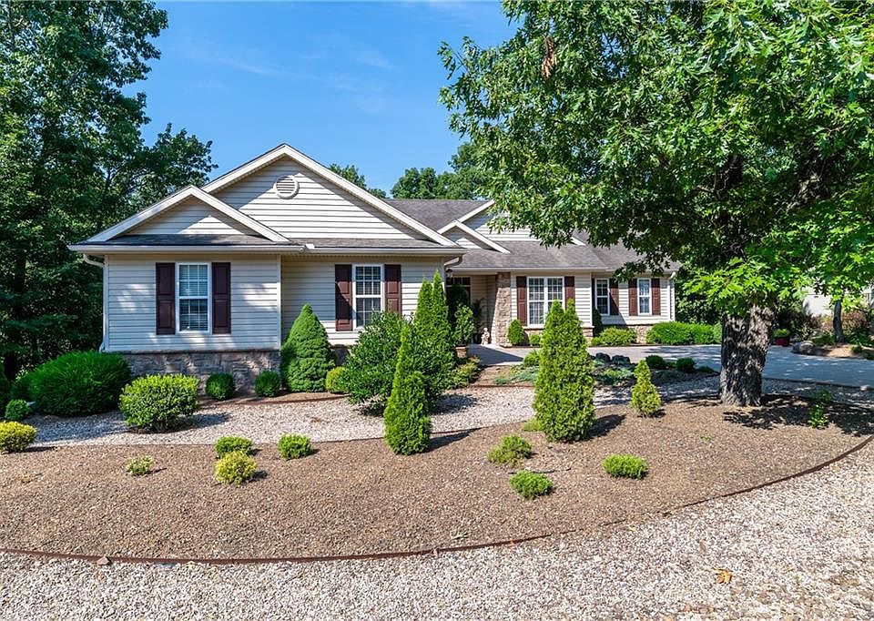 1st image of 6 Milford Ln