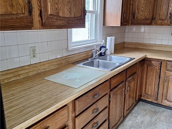 4th image of 327 Robinson Ave
