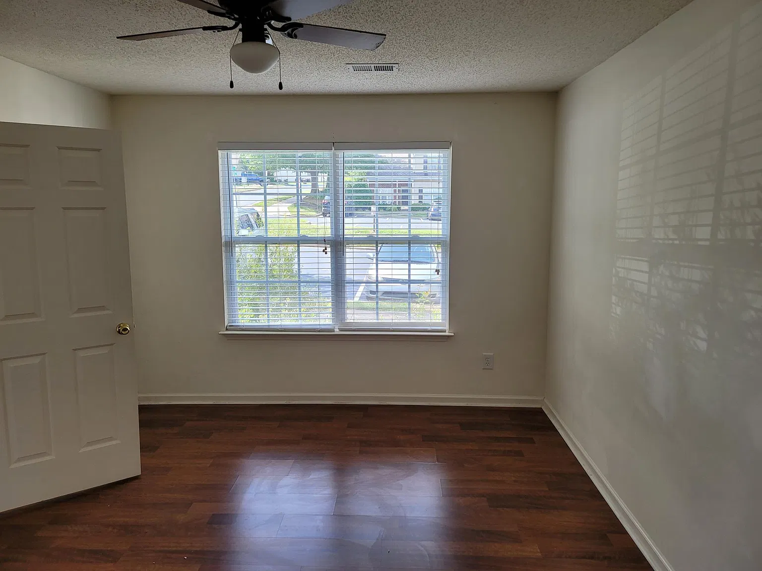 402 Peyton Ct — Photo 2