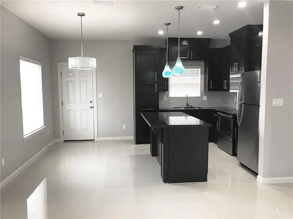 3 bed, 2.0 bath, 1073 sqft, $1,200 — Photo 3