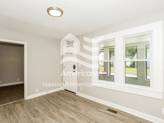 790328_003_living_room_13925856.jpg