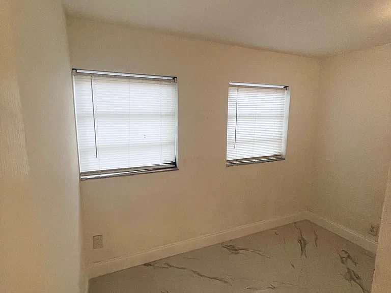 1005 SW 7th Ter — Photo 4
