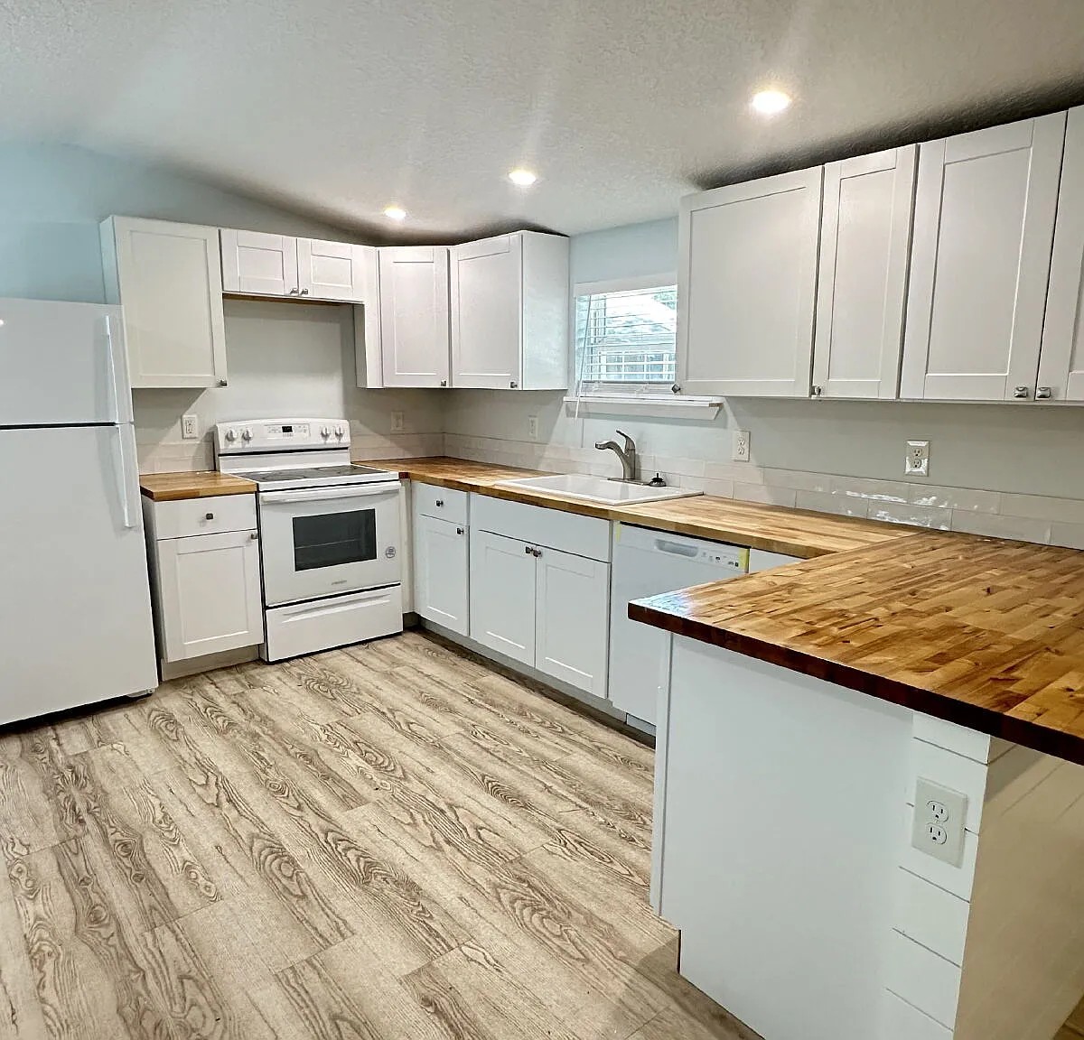 2 bed, 2.0 bath, 868 sqft, $1,600 — Photo 2