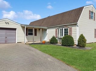 7 Honeysuckle Ln, Holtsville, NY 11742