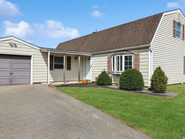 7 Honeysuckle Lane, Holtsville, NY 11742