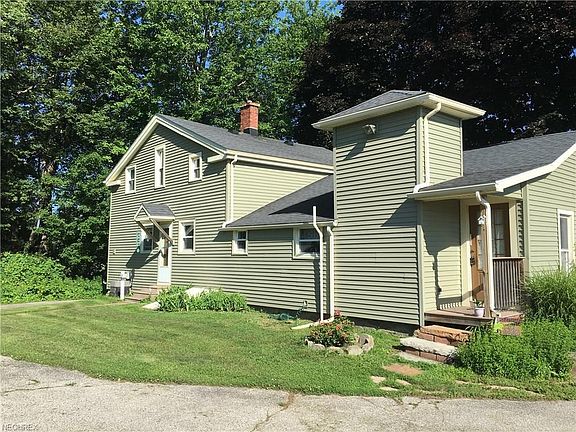 Private backyard with horseshoe driveway. Great for pulling in boat trailers!