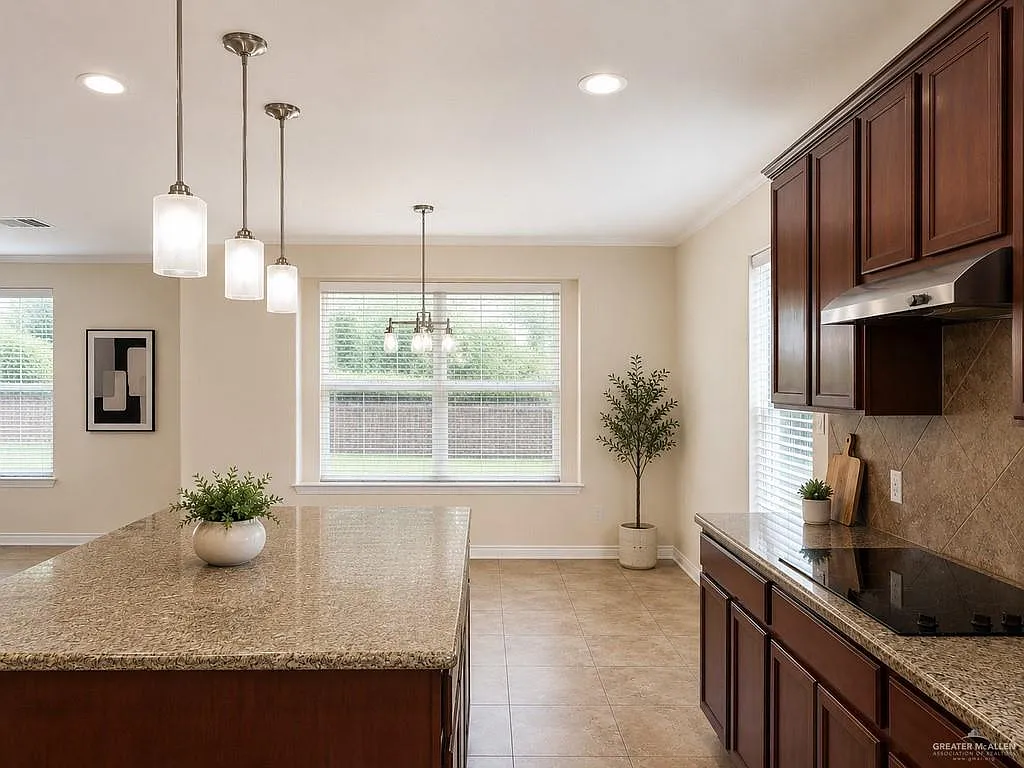 4 bed, 3.0 bath, 2459 sqft, $2,600 — Photo 2
