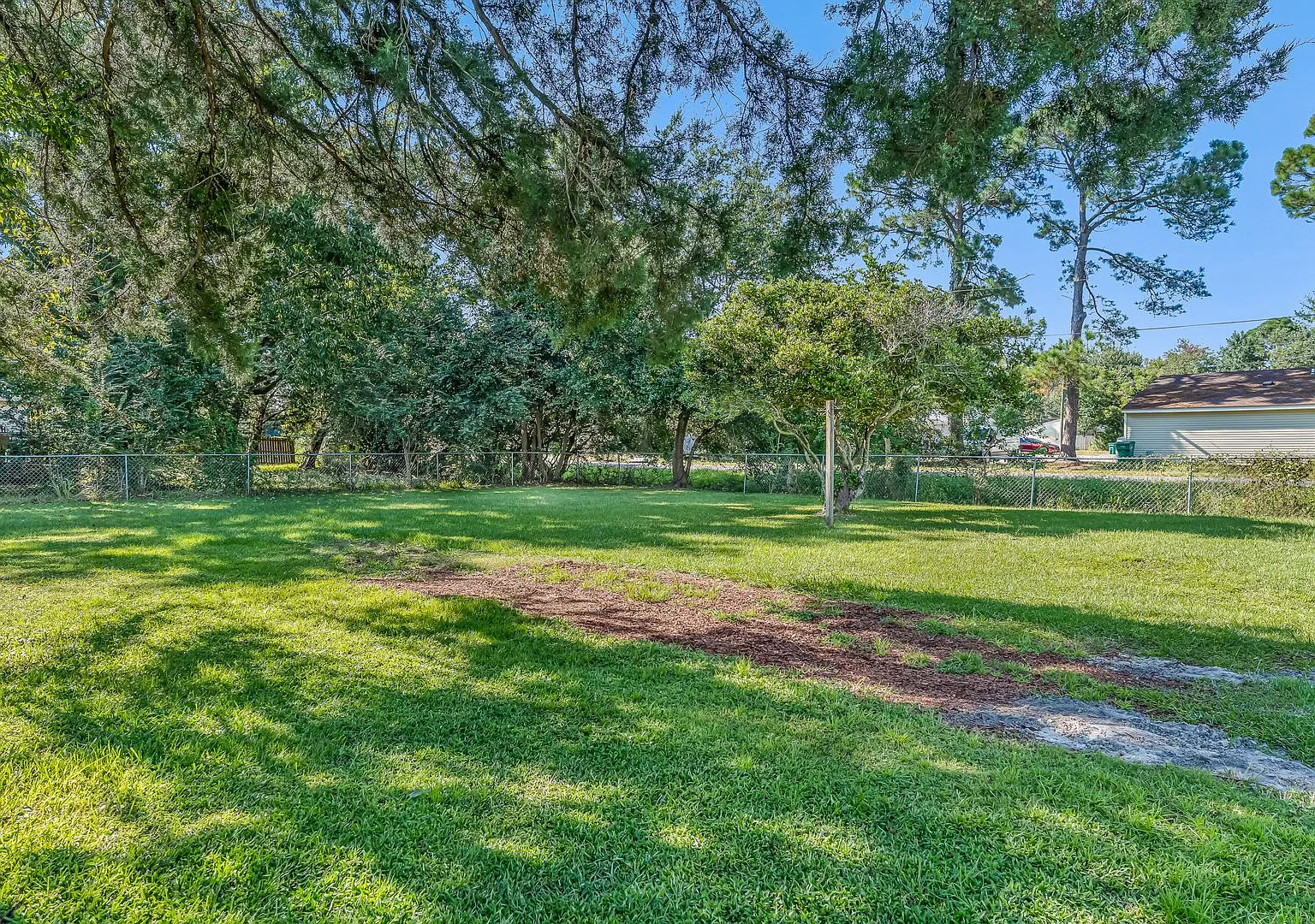 2 Bedroom on Spacious Lot! — Photo 3