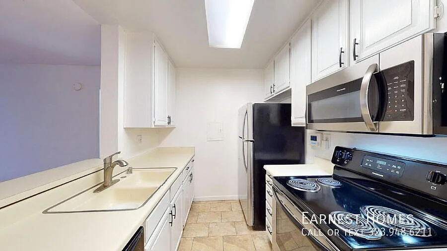 Chic & Spacious 1-Bedroom in West LA Ideal Location + Great Amenities! — Photo 4