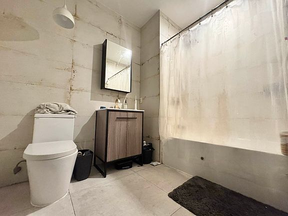 5th image of 709 Hart St #1F